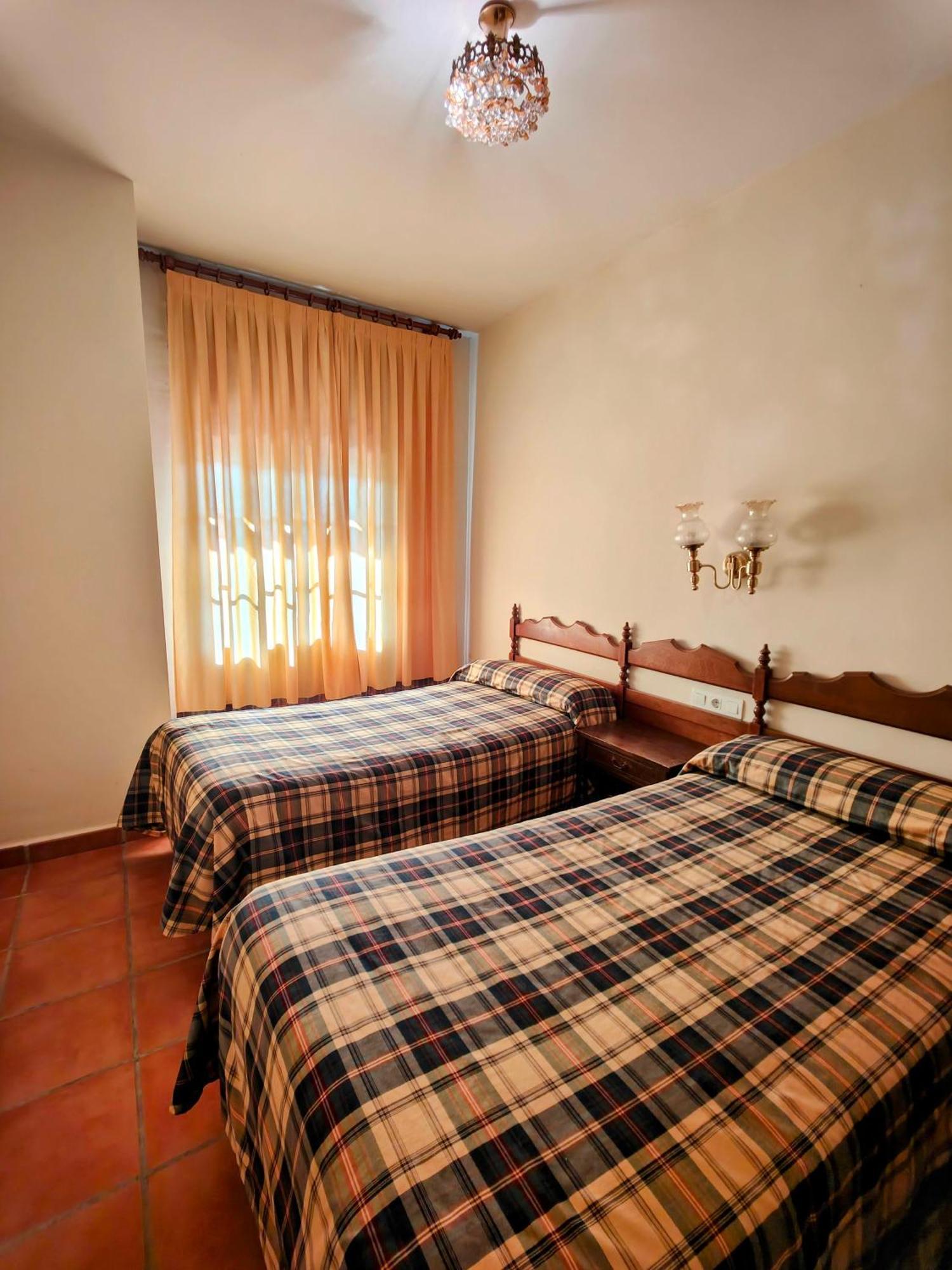 Hostal Montemayor Montemayor del Rio Bagian luar foto