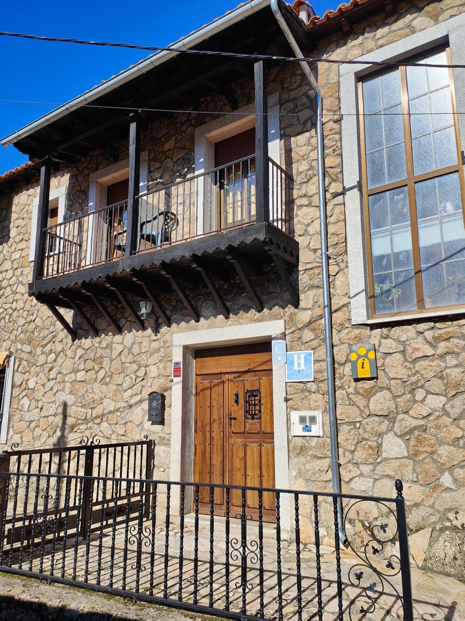 Hostal Montemayor Montemayor del Rio Bagian luar foto